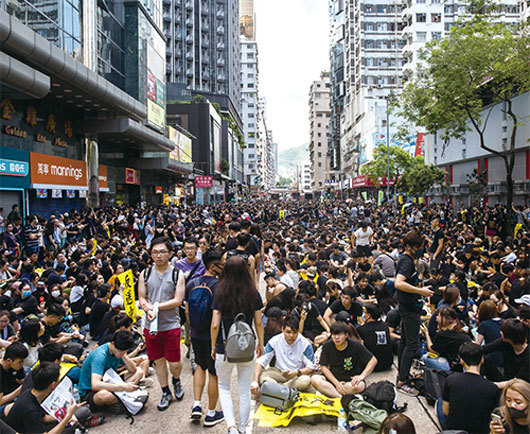 8月5日，香港民間發起罷工、罷課、罷市活動，並在全港七個地區舉行集會。圖為旺角麥花臣球場聚集抗議的民眾。（Getty Images）