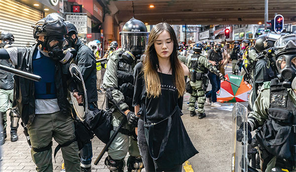 10月7日，一個漂亮女孩遭香港警察抓捕。（Getty Images）