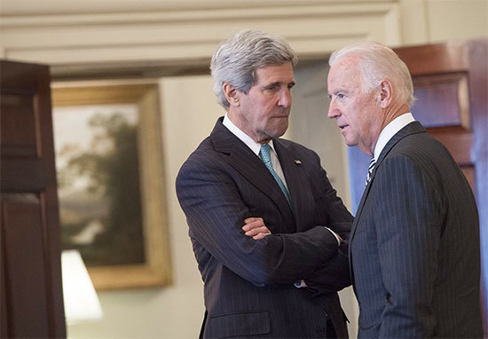 國務卿克里（左）和副總統拜登（右）是奧巴馬政府重要外交事務決策者。（AFP）