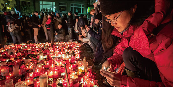 民眾在布拉格廣場點燃蠟燭，紀念共產時代為爭民主而做出犧牲的異議人士。（Getty Images）