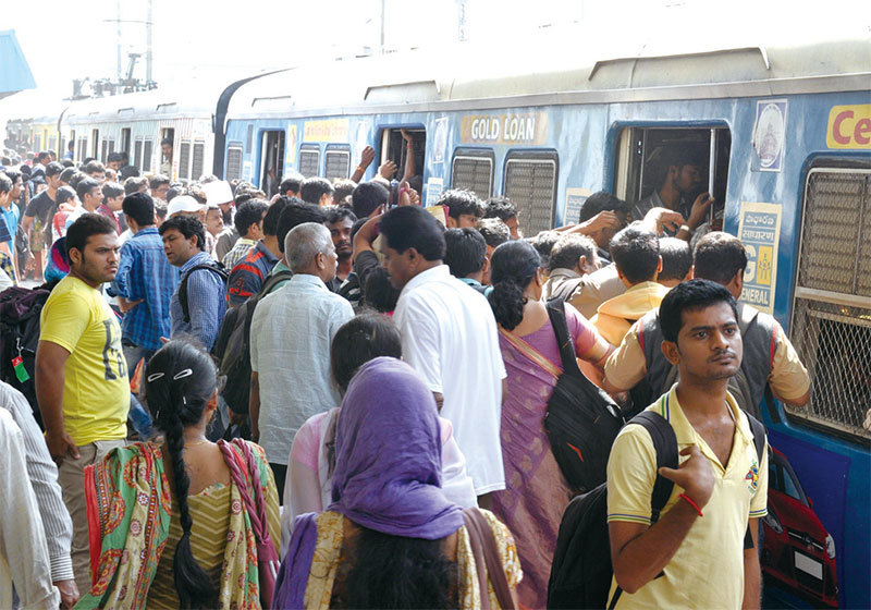印度總體上是雜而不亂，運轉有序。印度火車常常人滿為患，但沒有票販子，也沒有假票。（Getty Images）