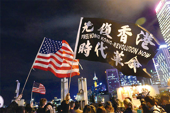 香港2019年11月28日早上傳來美國總統特朗普簽署人權法案的消息，晚上在中環的感恩節集會上，不少香港民眾感恩美國，美國旗隨處可見。（宋碧龍／大紀元）
