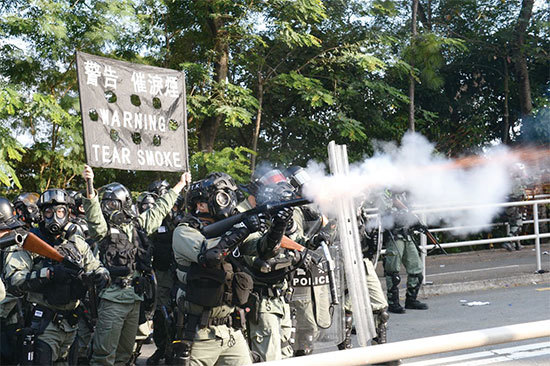 美國立法禁止美國公司向香港出口包括催淚彈、胡椒噴霧、警棍和橡皮子彈等防暴裝備。圖為11月12日，港警進入中大校園發射催淚彈。（宋碧龍／大紀元）