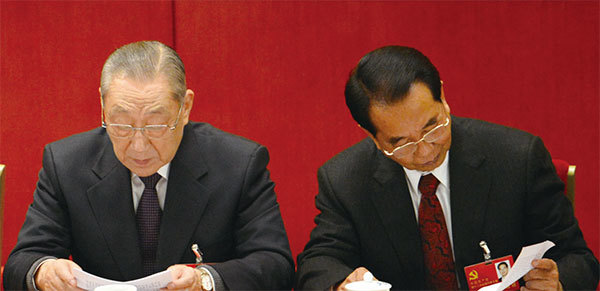 吳官正（右）因積極鎮壓法輪功學員而獲江澤民信任；2003年10月27日在塞浦路斯以「非法致死、酷刑、反人類罪」被起訴。（AFP）