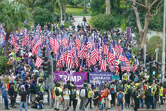 12月1日，香港民眾在中環遮打花園舉行「感謝美國保護香港」大遊行活動。（余鋼／大紀元）