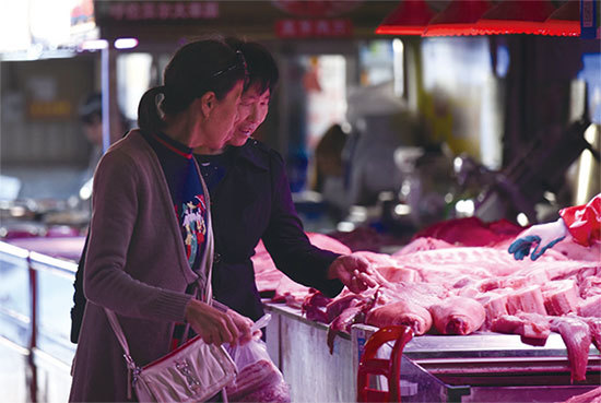 非洲豬瘟重創大陸養豬產業，致生豬數量、豬肉供給大幅下降，豬肉價格暴漲。胡春華近期再三強調豬肉必須保供穩價，意在防止民變。（AFP）