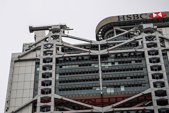 匯豐大廈頂部安裝了兩個裝飾性的「風水炮」，對準中銀大廈（不在畫面中），用來反克中銀大廈的寒刀，隨後匯豐銀行業績好轉。（AFP）