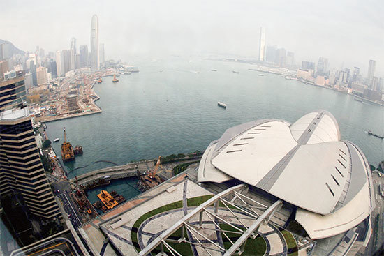 香港會議展覽中心建築物是一個石龜造型，建於爐峰山下，灣仔海邊，如特大石龜張開大口，對著維多利亞港狂吸香港的財富。（Getty Images）