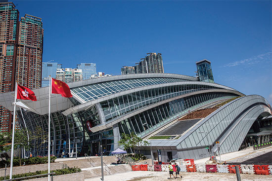 西九龍高鐵站形如毒蛇開口要吞沒香港。（AFP）