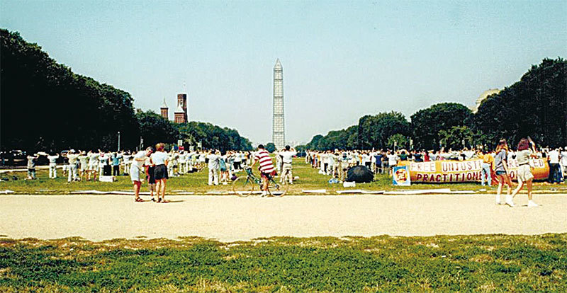 1999年7月24日，上千名法輪功學員在美國華府的國家廣場集體煉功。（李莎／大紀元）
