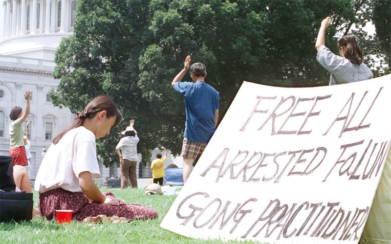 1999年7月22日，法輪功學員在美國華府大使館前的街心花園煉功。（AFP）