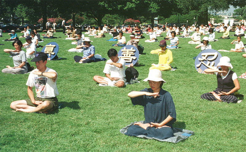 1999年7月29日，法輪功學員在華府國家廣場煉功陳情。（Getty Images）