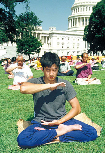 1999年7月29日，法輪功學員在華府國家廣場煉功陳情。（Getty Images）