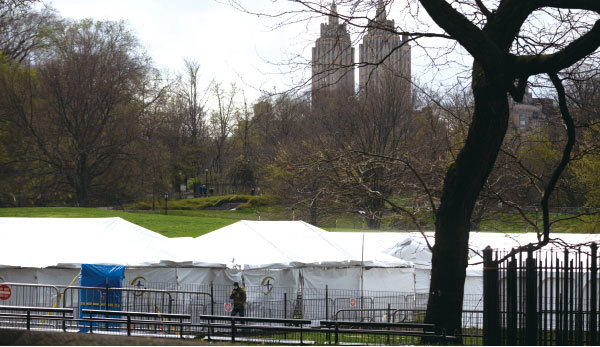 紐約中央公園建立臨時醫院，以應對大量的中共病毒患者。（AFP）