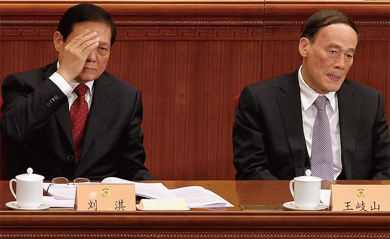 孫政才在擔任江派大員劉淇（左）大祕期間，王岐山（右）出任北京市長。圖為2012年中共兩會上（AFP）。