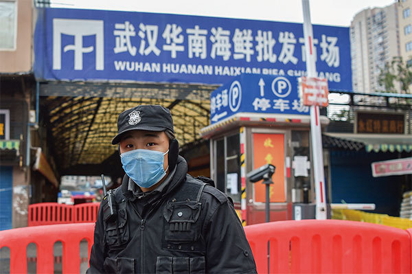 病毒如果是從P4實驗室洩漏，不該首先爆發在坐車需半小時的華南海鮮市場。最大可能是有人把帶病毒的動物拿到武漢市中心，或把病毒帶到人多的地方。（AFP）