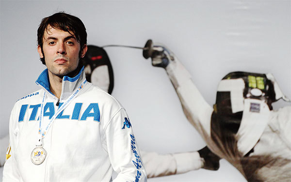 意大利前奧運擊劍冠軍選手塔利亞里奧爾（Matteo Tagliariol）在武漢軍運會期間5名室友同時感疫，回家一周後還在發燒，三周才痊癒。隨後他的兒子和伴侶也生病。（AFP）