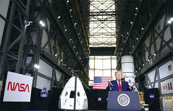 5月30日，SpaceX成功將美國太空人送入軌道，到場觀禮的美國總統特朗普說：「今天的發射指明商用太空產業將是未來。我們很快會登陸火星，並擁有史上所能想像的最強大武器。」（AFP）