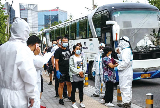 在爆發了中共肺炎的新發地市場地區被記錄過汽車牌照的人，6月17日被安排到北京的檢測中心接受核酸檢測。（AFP）