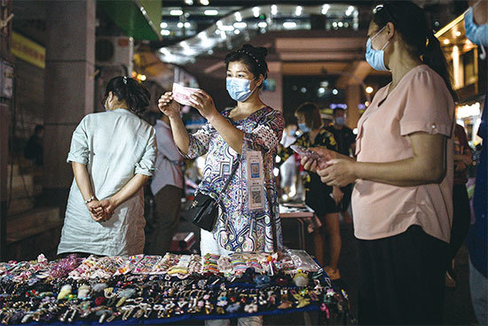 病毒一直爆發，長期都要抗疫。圖為6月3日武漢夜市攤販。（Getty Images）
