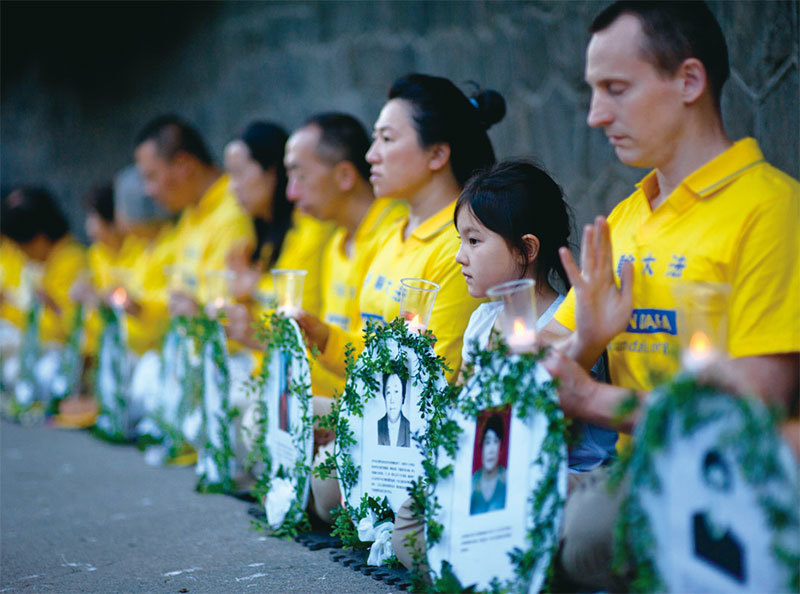 2017年7月19日晚，溫哥華部分法輪功學員來到中共駐溫哥華總領館前，悼念被中共迫害致死的法輪功學員。（大宇／大紀元）