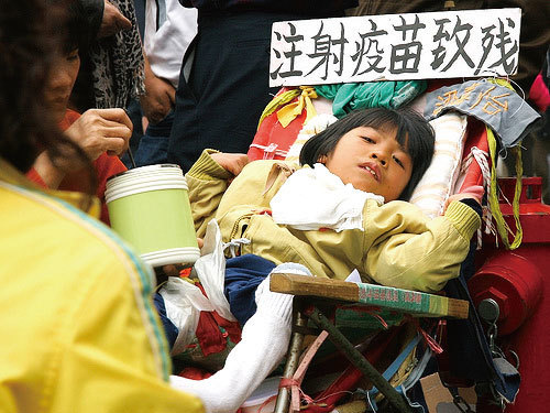 2010年廣東發生學生注射乙肝疫苗集體住院事件，女童因注射疫苗致殘。（大紀元資料室）