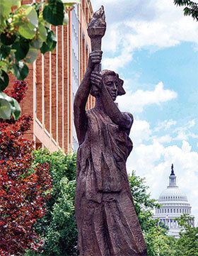 六四時豎立在天安門廣場上的自由女神像，數年後在美國首府立了起來，並被賦予了一個名字：共產主義受害者紀念碑。（Getty Images）