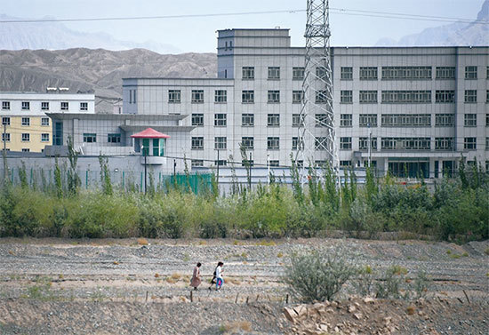 有人權問題的中資企業能通過金融機構所設的ESG（涵蓋人權）評估，原因之一是金融機構大多是從財務影響的角度分析。圖為新疆阿圖克斯再教育營。（AFP）