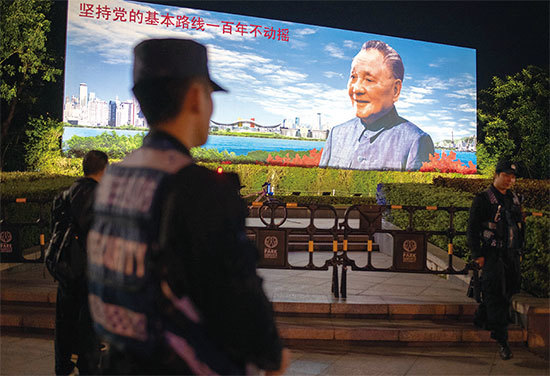 1992年鄧小平南巡時擔任深圳市委書記的厲有為，10月13日發表〈路在何方〉文章，暗示當權者現在走的路行不通。圖為2018年12月17日深圳「改革開放」40周年宣傳。（AFP）