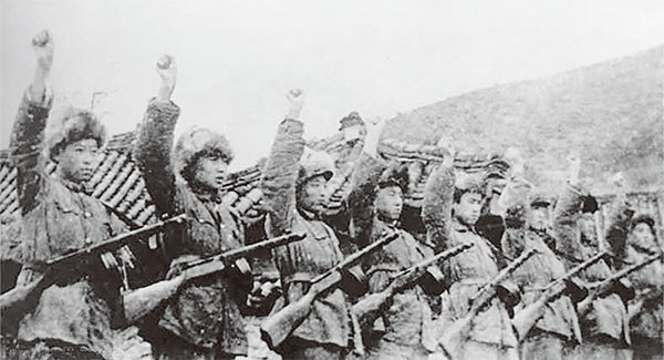 長津湖戰役前中國人民志願軍誓師出戰，當時氣溫零下30攝氏度，但官兵僅穿單衣。（公有領域）