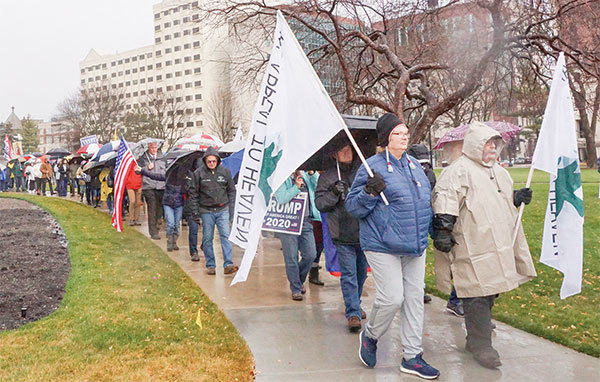 12月12日，密西根州上千名民眾冒雨圍繞密歇根州國會大廈的整個街區遊行七次，祈禱腐敗和選舉舞弊的城牆倒塌。（林慧心／大紀元）