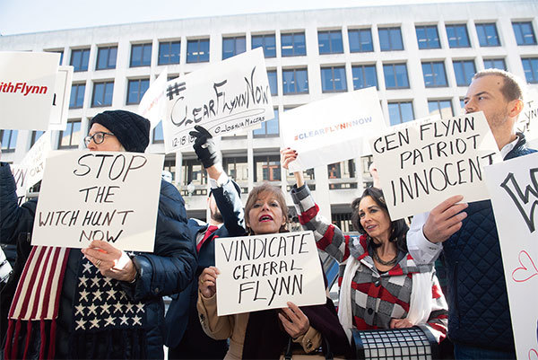 弗林的支持者於2018年12月18日在華盛頓特區的宣判聽證會之前，在華盛頓特區美國地方法院外抗議。（Saul Lobe / AFP）