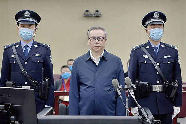 前中國華融資產管理公司董事長賴小民（中）1月5日在天津第二中級人民法院一審被判處死刑。圖為他2020年8月11日出庭受審。（AFP）