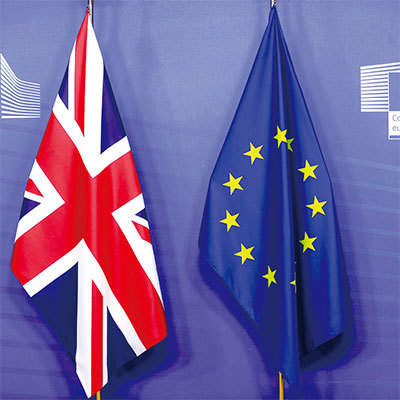 英國加入歐盟48年正式分道揚鑣，英國脫離歐盟，也是促使歐盟快速簽訂中歐協議的重要原因之一。圖為英國與歐盟的旗幟。（Olivier Hoslet/ AFP）