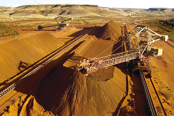 中國每年粗鋼產量10億噸，80％靠進口，國企寶武鋼鐵集團最大的供應商之一是澳洲力拓集團，這使中共很容易被掐脖子。圖為力拓在西澳礦區皮爾巴拉（Pilbara）作業。（Christian Sprogoe/AFP）'