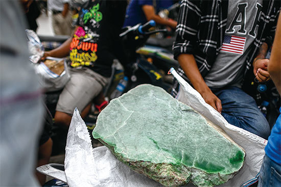 昂山素季2015年上臺前，緬甸帕敢鎮附近的中資玉石礦加速生產，因他們擔心數月後，新政府會禁止翡翠開發。圖為帕敢鎮玉器市場出售的玉石。（Ye Aung Thu / AFP）