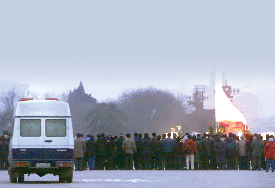 2001年1月23日，在北京天安門廣場，一個由中共自編自導的自焚偽案，震驚世界。隨後，從央視天安門自焚鏡頭的慢動作分析，揭開了自焚偽案的黑幕。（Stephen Shaver / AFP）