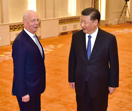 2018年，施瓦布獲得習近平頒發的「中國改革友誼獎章」。圖為2018年4月16日施瓦布訪中。（Naohiko Hatta / AFP）