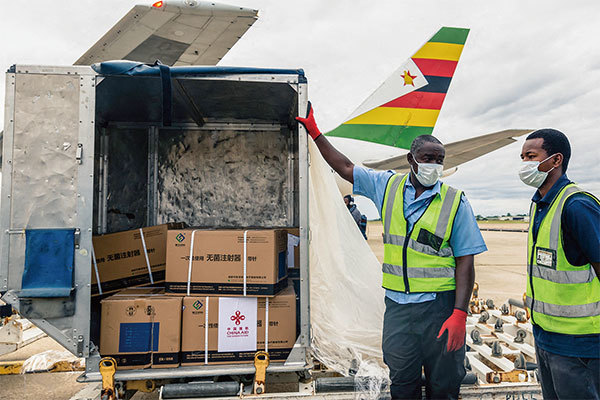 2021年2月15日運抵津巴布韋的一批20萬劑科興疫苗。（Jekesai Njikizana / AFP）
