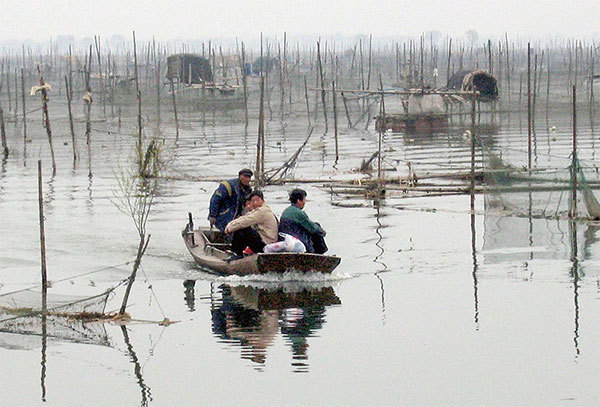 習近平搞的雄安新區，即在環北京貧困帶之內，和白洋淀都在一個地區，沒有上百年的改造，恐怕難成氣候。圖為2006年4月20日安新貧困打漁人家。（ROBERT SAIGET / AFP）