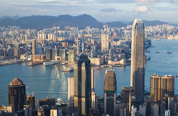 很多有錢的港人因港版國安法而離開了香港，用BNO護照去了英國，但香港樓巿繼續保持「核爆都不跌」的本色。不少人預測，香港2021年會迎來樓巿牛年，房價還會漲。（Anthony Wallace/AFP）