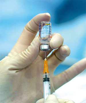 香港首宗接種疫苗後死亡個案發生在2月28日，截至4月11日，香港已有16人接種疫苗後死亡，其中13人都打過中共生產的科興疫苗。（STR / AFP）