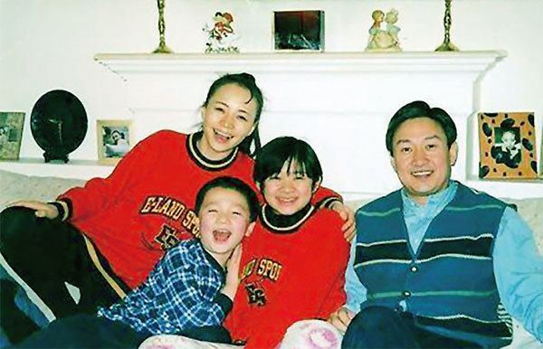 1997年，宋丹丹（左一）帶著兒子巴圖，趙玉吉帶著女兒趙婷（左三），四人重新組成了家庭，那一年趙婷15歲，正值青春叛逆期。（twitter.com/nomadlandfilm）