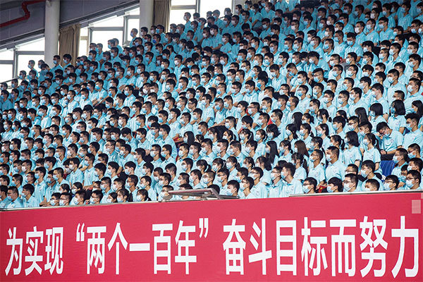藉中共建黨百年，北京當局大力推行紅色教育，學校是被灌輸的重災區。圖為2020年9月23日武漢市華中科技大學開學典禮。（STR / AFP）