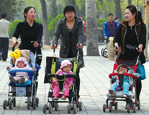 中共的「計生」政策已經破產，近日又宣布「三孩生育」政策，以為民眾會「感恩戴德」，反而引來一片罵聲。（Frederic J. Brown/AFP）