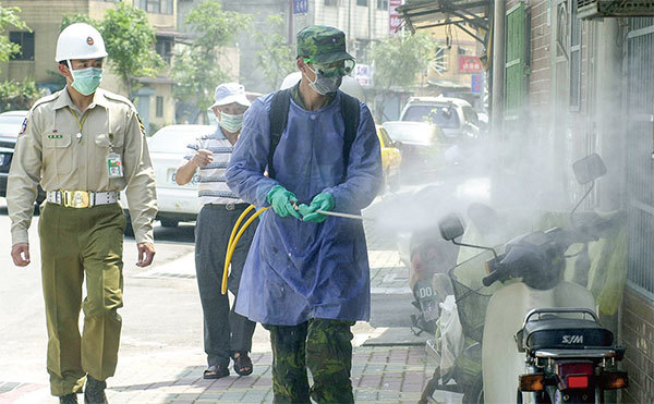 臺灣本土疫情延燒，臺北市萬華茶室為關鍵傳播鏈，當地不斷進行消毒。（Patrick Lin/Getty Images）