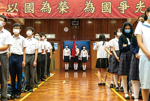 2021年4月15日香港引入首個「國家安全教育日」，教育局「強烈建議」學校升國旗、唱國歌。（Anthony Kwan/Getty Images）