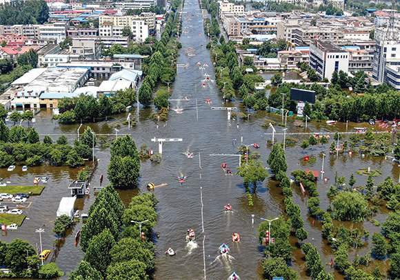 7月20日前後，中國河南突發特大暴雨災害，造成包括省會鄭州在內的全省重大人員傷亡和財產損失。圖為26日新鄉市衛輝的一個被洪水淹沒的地區。（STR/AFP）