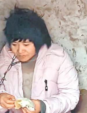 中國江蘇省徐州農村八個孩子的母親長期被鐵鍊鎖頸一事，震驚中外。（影片截圖）