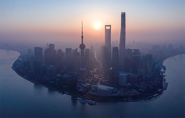 封城代價相當高，上海是中國最大的經濟體，去年上海GDP 4萬億人民幣，換算成每天的損失在18億美元。（Johannes Eisele / AFP）